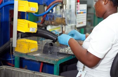 Worker operating machine for contract manufacturing at Fénix