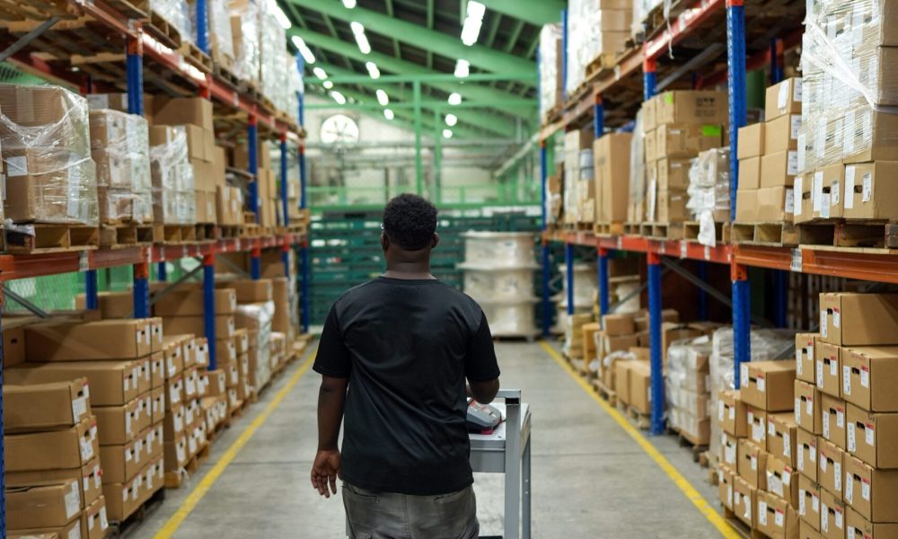 Worker in warehouse at Fénix managing inventory in the supply chain