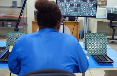 Worker operating machine for quality management at Fénix