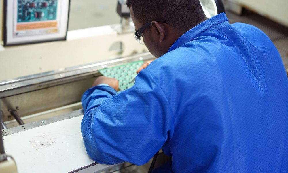 Worker operating machine for quality management at Fénix